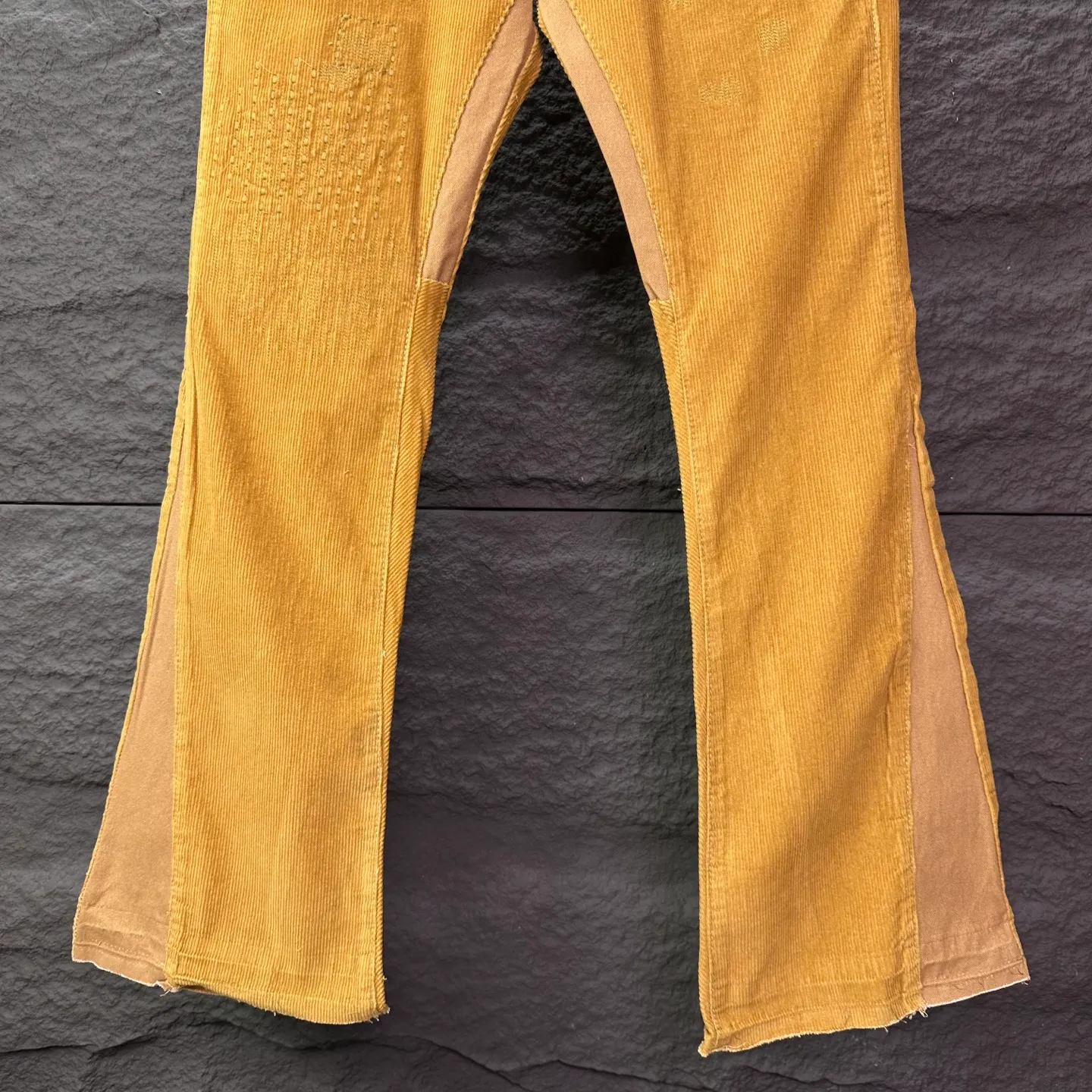 P260 GALLERY DEPT. 2025 new corduroy all-over embroidery stitching couple's style loose bootcut jeans 🔥High version🔥High version🔥 Top ceiling quality Styles with different washed textures, very friendly to people with thin legs and thick legs, the loose version of the boot very much modifies the leg shape Moderate length that never goes out of style, easy to match with casually, basic styling for various styles, a must-have in the wardrobe! The fabric is stiff but also makes the upper body soft without losing texture. The washing process is even more perfect. It is a must-have item for everyone! ! ! Washed wheat, hang tag, pants label, complete with three labels Color: ginger Size: 28, 30, 32, 34, 36 (five sizes)